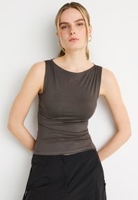 Débardeur sans manches gris foncé avec une texture douce et lisse. Coupe ajustée et encolure arrondie, avec des coutures minimales et sans ornements.