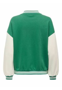 Veste universitaire verte avec manches blanches, col, poignets et ceinture rayés, vue de dos sur fond blanc.