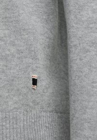 Jack & Jones JJEBASIC V-NECK - Stickad tröja - light grey