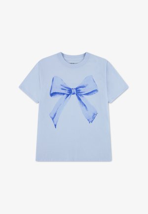 Svetlomodré bavlnené tričko s veľkým modrým mašličkovým motívom v akvarelovom štýle uprostred. Klasický okrúhly výstrih a krátke rukávy.