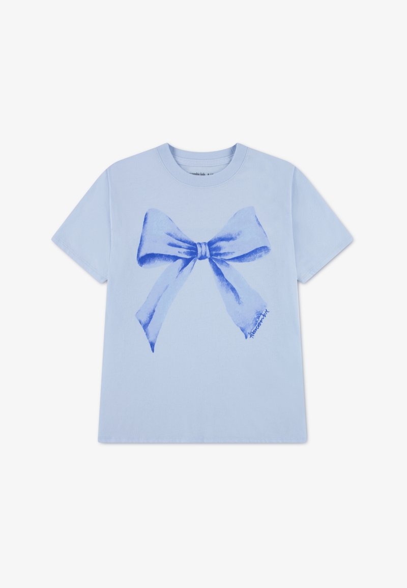 Ανοιχτό μπλε βαμβακερό t-shirt με μεγάλο ζωγραφικό σχέδιο φιόγκου σε στυλ υδατοχρώματος στο κέντρο. Κλασικός στρογγυλός λαιμός και κοντά μανίκια.