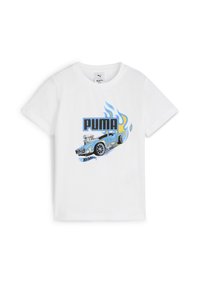 Camiseta de algodón blanca con un gráfico azul y negro de un coche con llamas y el texto "PUMA", de manga corta y con diseño de cuello redondo.