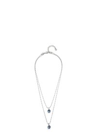 Collier à plusieurs couches en ton argent avec deux pendentifs, mettant en valeur des pierres précieuses bleues. Design de chaîne délicat, texture subtile et fermoir pour l'ajustement.