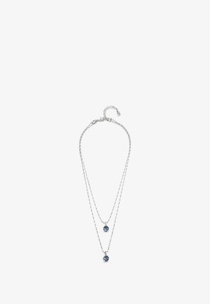 Collier à plusieurs couches en ton argent avec deux pendentifs, mettant en valeur des pierres précieuses bleues. Design de chaîne délicat, texture subtile et fermoir pour l'ajustement.