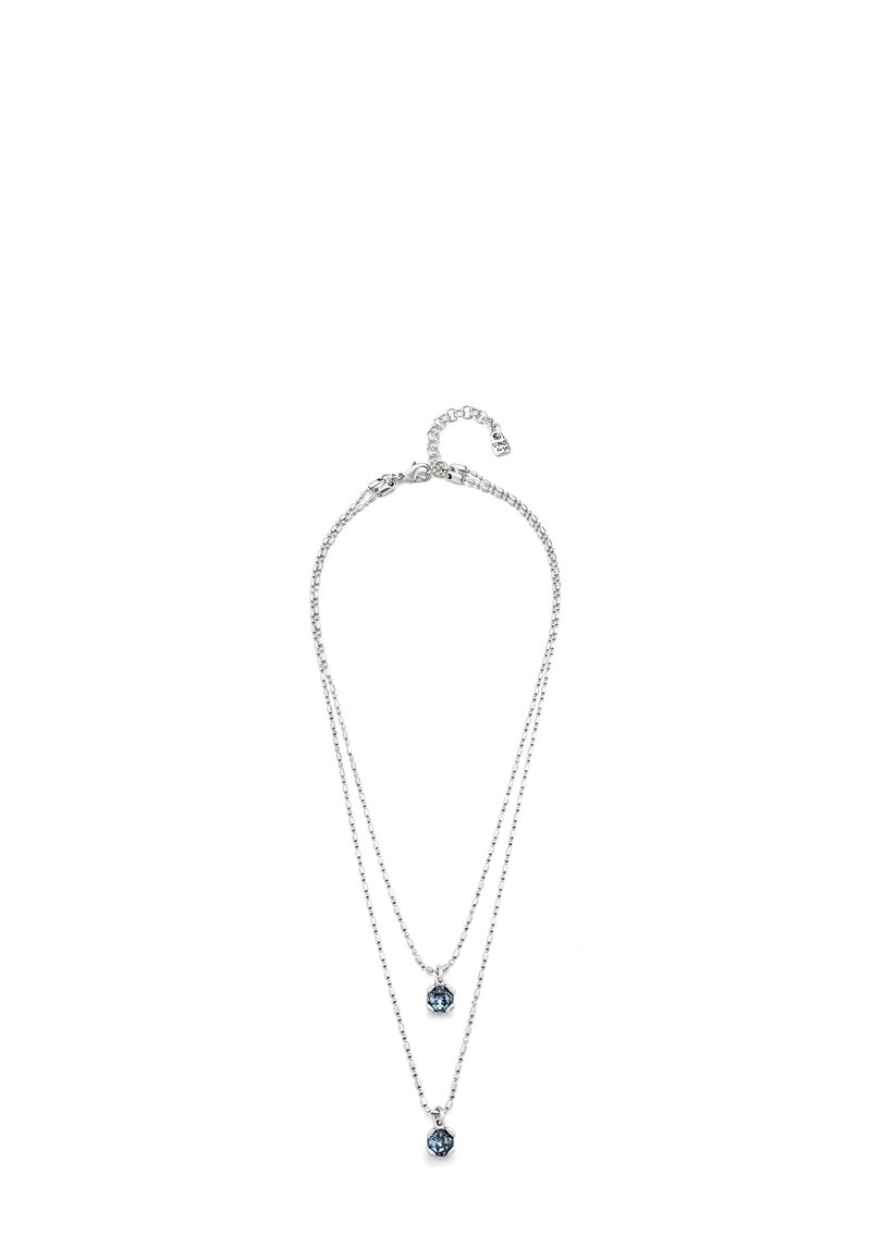 Collier à plusieurs couches en ton argent avec deux pendentifs, mettant en valeur des pierres précieuses bleues. Design de chaîne délicat, texture subtile et fermoir pour l'ajustement.