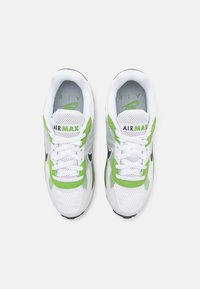 Nike Sportswear AIR MAX SOLO - Sneakers low - white/black/chlorophyll/smoke grey