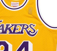 Gelbes Basketballtrikot mit "LAKERS" in lila Buchstaben, Nummer "24" in Weiß, aus Netzstoff mit Rundhalsausschnitt und weiß-lila Besatz.