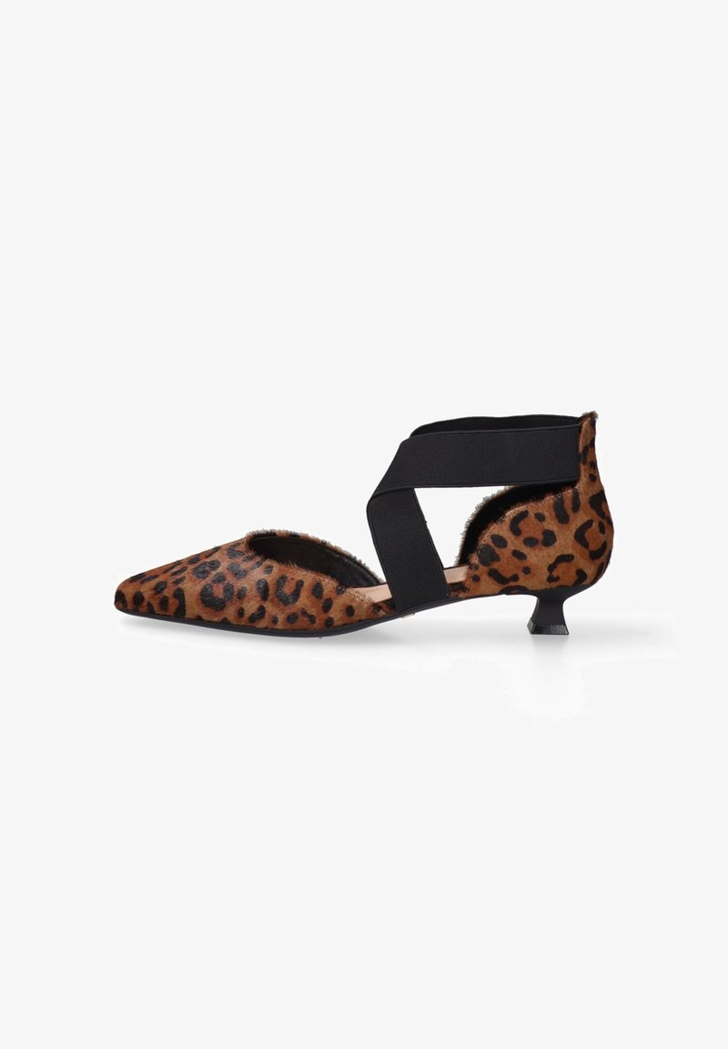 Leopardprint kitten heel schoen met zwarte elastische kruistraps en spitse neus, zijaanzicht op een witte achtergrond.