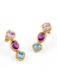 Kolczyki w kolorze złota z trzema prostokątnymi kamieniami szlachetnymi: różowym, fioletowym i niebieskim, o gładkim, polerowanym wykończeniu i zaokrąglonych krawędziach.