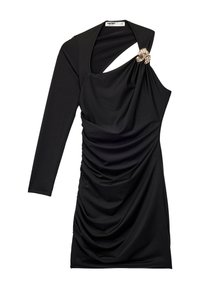 Sort langærmet kjole med rynket tekstur, asymmetrisk udskæring og en dekorativ blomsterbrosche på den ene skulder.