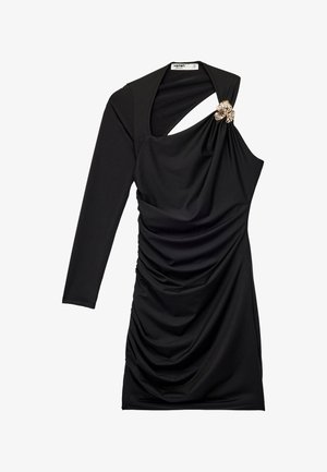 Schwarzes langärmliges Kleid mit geraffter Textur, asymmetrischem Ausschnitt und einer dekorativen floralisierten Brosche auf einer Schulter.