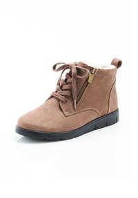 Botas de ante marrón hasta el tobillo con cordones, cremallera lateral, forro suave y una suela de goma negra con estrías horizontales para mayor tracción.