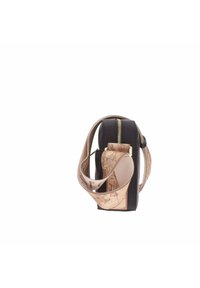 Mini borsa a tracolla con corpo nero e tracolla con motivo mappa beige. Presenta una cerniera dorata e una forma rettangolare compatta.