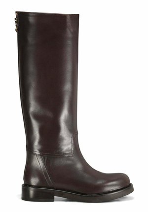 Stivale alto fino al ginocchio in pelle liscia marrone scuro con punta arrotondata, tacco basso e chiusura con cerniera sul retro.