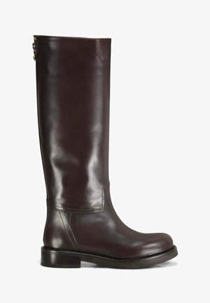 Botte haute jusqu'au genou en cuir lisse brun foncé, avec bout arrondi, talon bas et fermeture éclair à l'arrière.