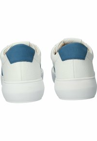 Weiße Ledersneaker mit blauen Wildlederakzenten an der Ferse, glatte Textur, runde Form und weiße Gummisohle. Die Rückansicht zeigt die Nähdetails.