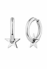 Pendientes de aro de plata con un acabado liso y pulido, que cuentan con un charm de estrella en la parte inferior de cada aro.
