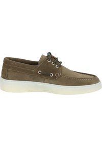 Braune Wildleder-Schnürschuhe mit einer weißen Gummisohle, die kontrastierende Nähte und Metallösen für die Schnürsenkel aufweisen. Abgerundete Zehenform.
