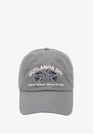 Sivá bavlnená čiapka s vyšitým modro-bielym textom "OUTLANDS DIY." a kvetinovým vzorom. Má zakrivený šilt a nastaviteľný popruh.