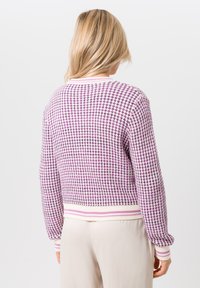 Paars en wit geruit gebreid sweater met geribde mouwen en zoom, voorzien van een ronde halslijn en een gestructureerde stof.