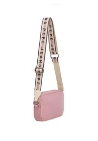 Kleine rechthoekige roze crossbody tas gemaakt van duurzame stof. Heeft een beige schouderband met zwarte en roze letters, ronde hoeken en een ritssluiting.