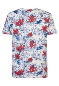 Camiseta de manga corta de algodón con fondo blanco y patrones florales rojos y azules, incluyendo flores de loto y hojas.