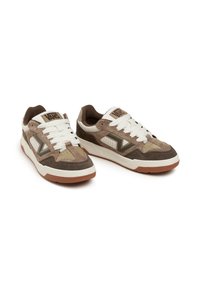 Vans UPLAND - Skate shoes - brown/multi