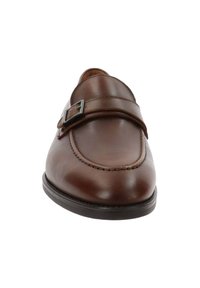 Mocassin en cuir marron avec une bride en boucle argentée, tige cousue et semelle noire, présenté de face sur un fond blanc.