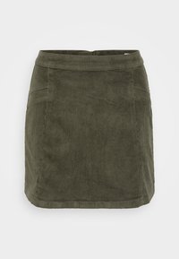 Jupe mini en velours côtelé dans un vert olive foncé, avec un design structuré, une taille plate et des coutures subtiles pour le détail.