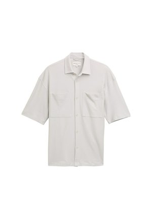 Jasnoszara koszula krótki rękaw z kołnierzykiem na guziki, dwiema przednimi kieszeniami i teksturowanym materiałem. Prosty fason z luźnym krojem.