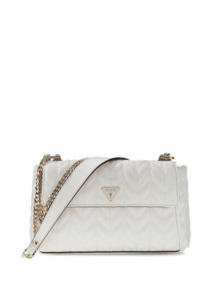 Sac à main matelassé blanc avec bandoulière chaîne dorée et logo GUESS sur le rabat avant, forme rectangulaire avec motif de couture chevron.