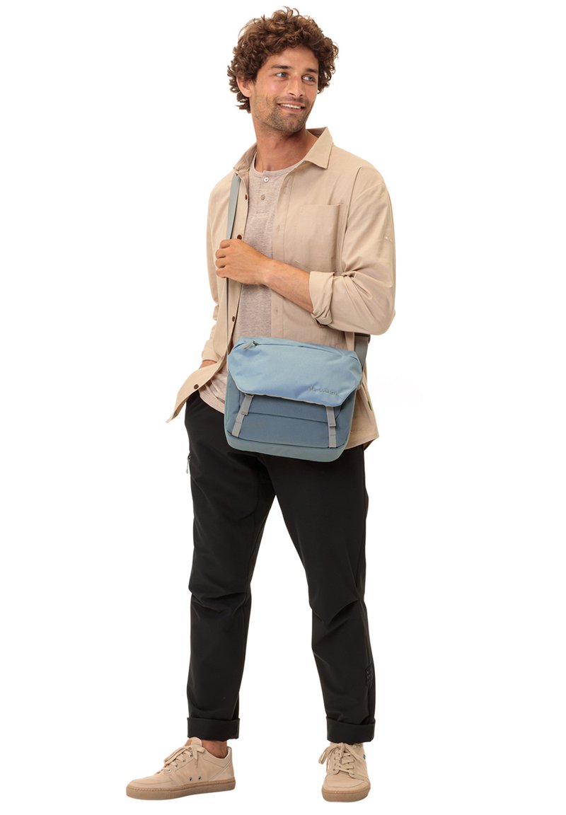 Sac messager bleu et gris avec rabat de fermeture, sangle ajustable et boucles avant, fabriqué en tissu durable. Design léger et compact.