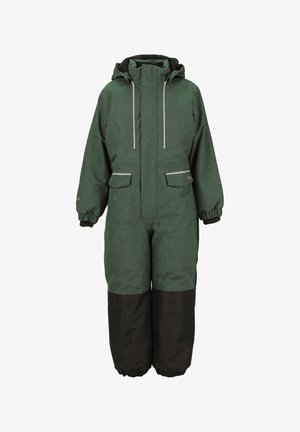 Grüner und schwarzer isolierter Schneanzug mit Kapuze, ausgestattet mit zwei Fronttaschen, elastischen Bündchen und reflektierenden Akzenten auf der Brust und den Taschen.