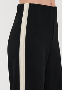 Vero Moda Tall VMBERLIN WIDE PANEL - Hlače - black