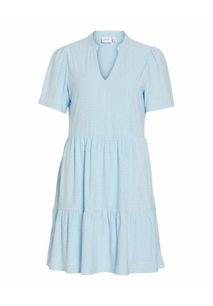 Robe bleu clair à manches courtes avec un décolleté en V, une taille froncée, une jupe à volants et des détails en tissu ajouré.