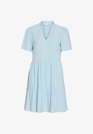 Robe bleu clair à manches courtes avec un décolleté en V, une taille froncée, une jupe à volants et des détails en tissu ajouré.