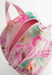 Rucsac floral roz cu un finisaj lucios, având fermoare albe, compartimente duale și un material texturat care accentuează pattern-urile florale.