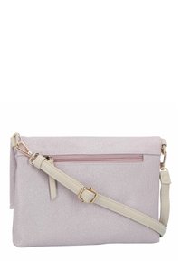 Rosa Stoff-Crossbody-Tasche mit strukturiertem Finish, verstellbarem cremefarbenem Trageriemen, vorderer Reißverschlusstasche und goldenen Hardware-Akzenten.