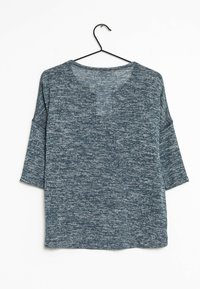 Maglione blu melange a maglia con maniche a tre quarti, scollo rotondo e vestibilità rilassata. Appeso a un gancio in metallo nero su uno sfondo bianco.