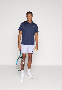 Nike Performance Pantalón corto de deporte - purple pulse black