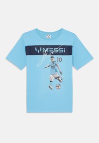 Gaiši zila kokvilnas T-krekls ar melnu horizontālu svītru un grafiku ar futbolista attēlu, kuram ir numurs 10, kā arī paraksts.