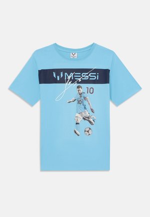 Svetlomodré bavlnené tričko s čiernym horizontálnym pruhom a grafickým zobrazením futbalistu s číslom 10, spolu s podpisom.