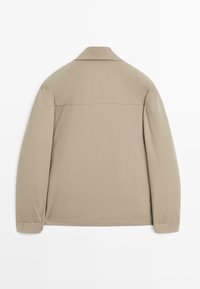 Beige langemouwen shirt met een kraag, gladde textuur en één achternaad. Heeft rechte mouwen en minimale details.