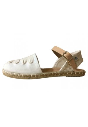 Sandalia espadrille blanca con parte superior texturizada, punta cerrada y una correa en el tobillo de color marrón con hebilla. La suela de yute natural añade un toque clásico.