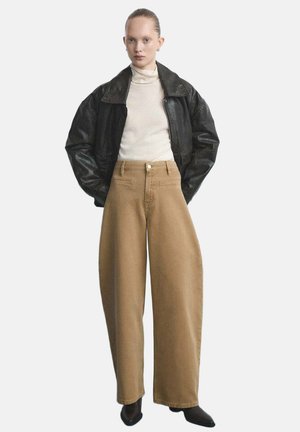 - Jeansy Relaxed Fit