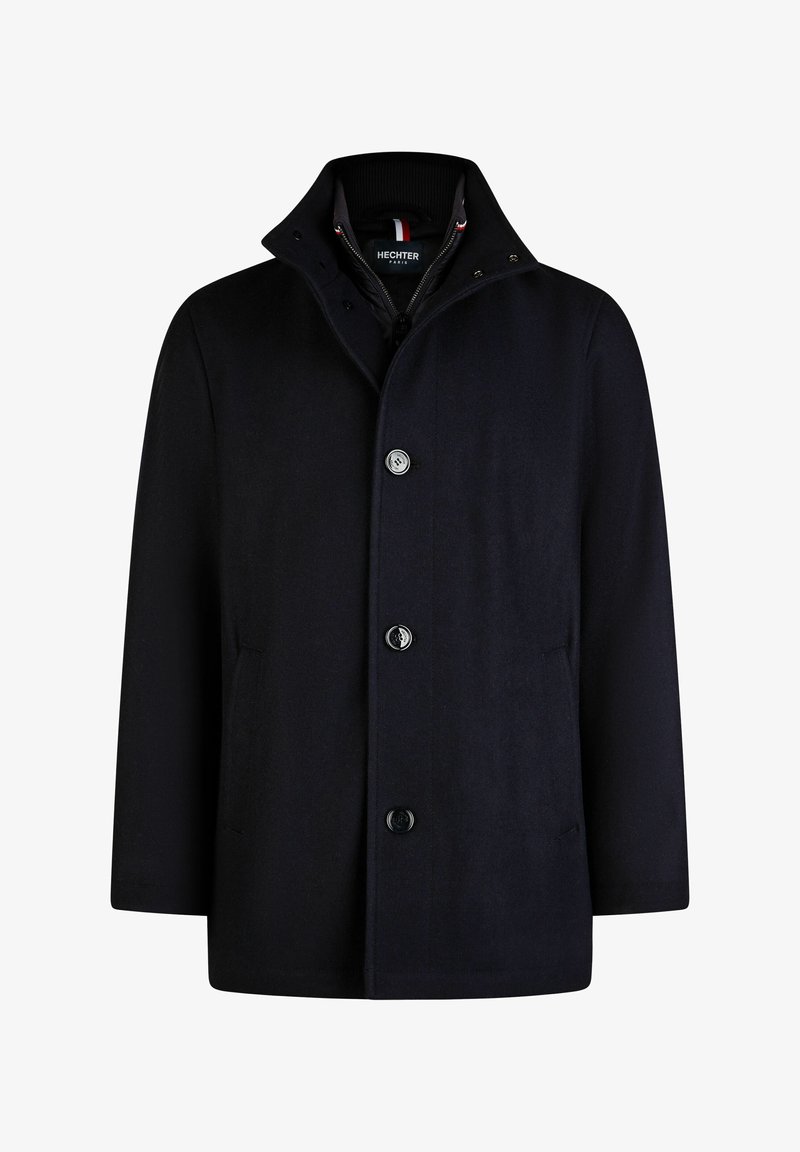 Cappotto in misto lana blu navy con colletto alto, sei bottoni frontali, tasche laterali e un sottile dettaglio di rivestimento interno.