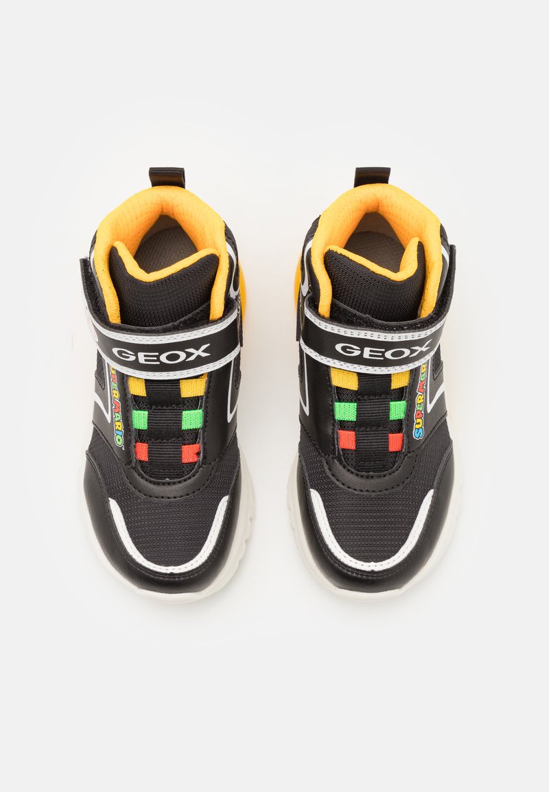 Baskets montantes noires avec des accents jaunes, en matériau en maille, avec des détails blancs, un lacet coloré et une semelle en caoutchouc. Marque : GEOX.