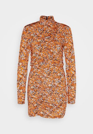 Hosszú ujjú, narancssárga ruha, ráncolt textúrával. Magas nyakkal és barna valamint fehér tónusú virágmintával rendelkezik.