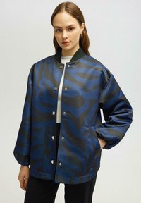 Touché Privé - PATTERNED  - Bomber jakna - navy blue Miniaturna slika 1