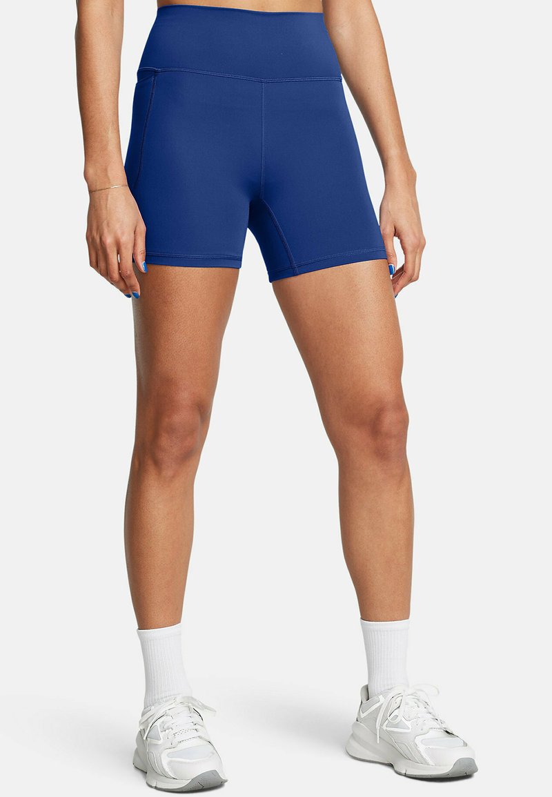 Shorts atletici a vita alta di colore blu navy, realizzati in tessuto elasticizzato con cuciture piatte, caratterizzati da un design aderente e una texture liscia e leggera.